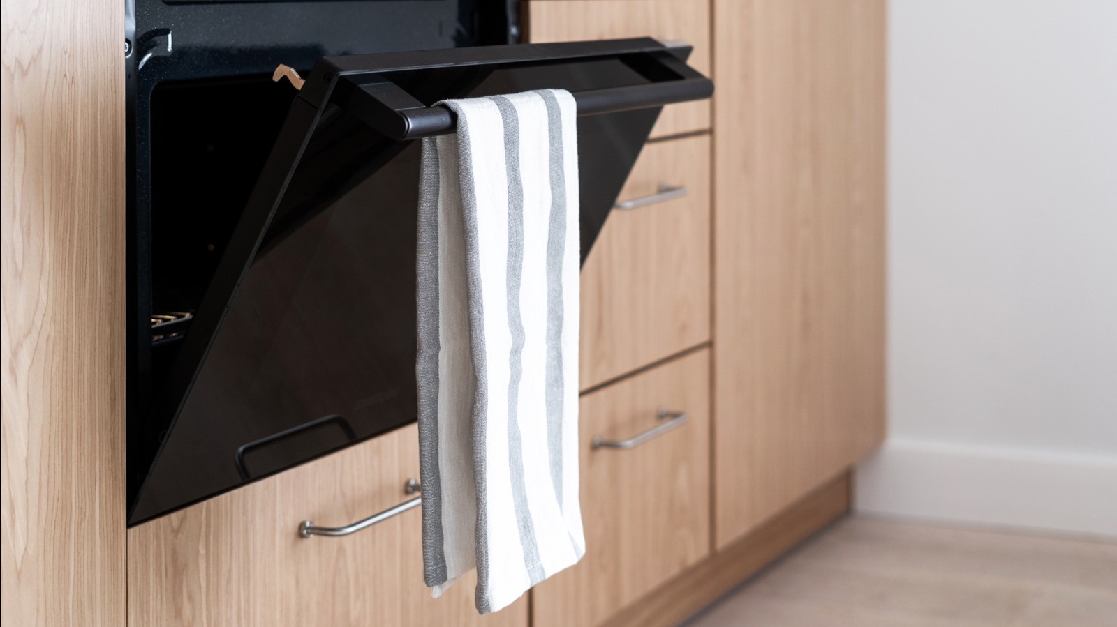 Mutfak havlularının düşmesini önlemek için akıllı DIY çözümü