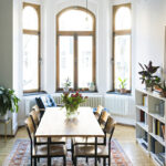 Geleneksel pencere tedavilerine şık bir alternatifle yemek odanızı yükseltin