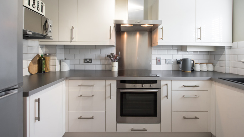 Aynı donanım kaplamalı mutfak dolapları