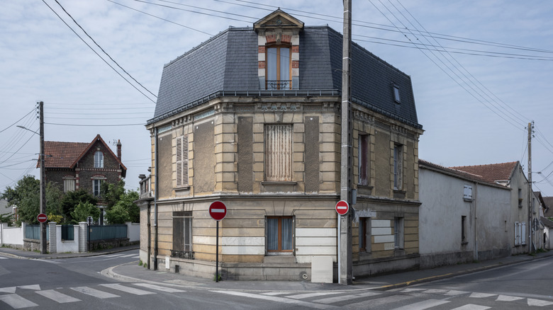 İki yolun köşesinde bir ev