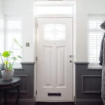 Mükemmel bir ön kapı penceresi tedavisi yapan klasik perde alternatifi