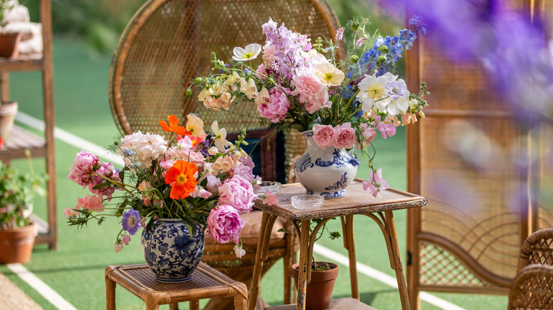 Boho tarzı odada eklektik çiçek düzenlemeleri