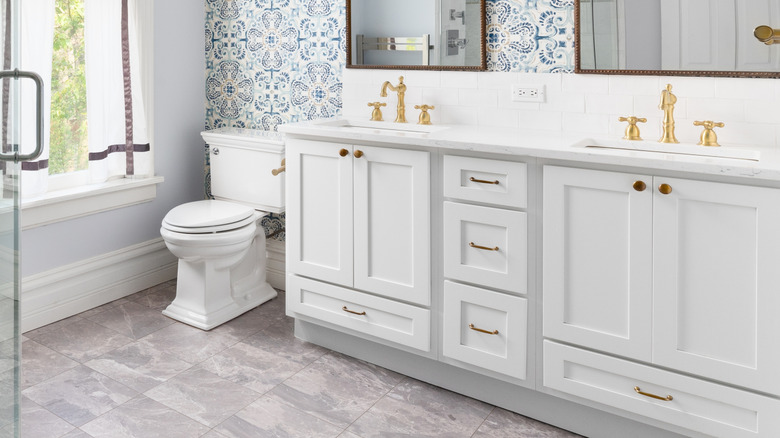 Mavi desenli duvar kağıdı ile banyo