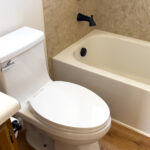 Herhangi bir bütçe için çalışan bir tuvaletin arkasında resim yapmak için en iyi 10 tasarım alternatifi