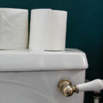 Banyonuz için bir Dolar Tree Bahçe Zımbasını Sevimli Tuvalet Kağıdı Tutucusuna Dönüştürün