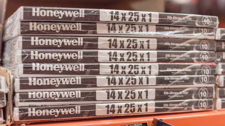 Mağaza rafında istiflenmiş Honeywell Fırında Filtreler