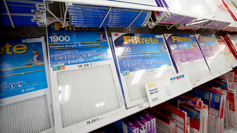 Bir mağaza rafında görüntülenen filtrete fırın filtreleri