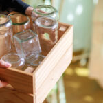 Eski Mason Kavanozları, tuhaf bir bükülme ile benzersiz bir aydınlatma merkezine dönüştürün