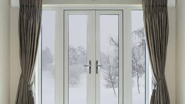 Kapının önünde asılı perdeler