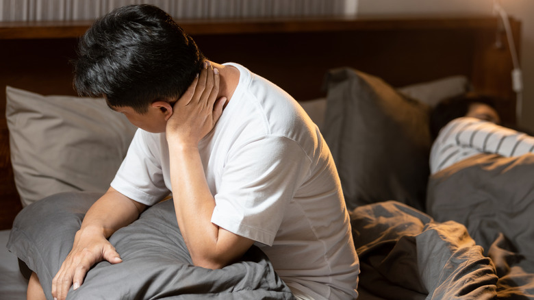 Boyun ağrısı ile uyanan adam