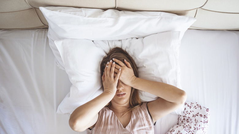 Kadın rahatsız edici uyuyor