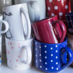 Kahve ve çay kupalarını düzenli tutmak için bir dolar ağaç kesme tahtası hackini deneyin