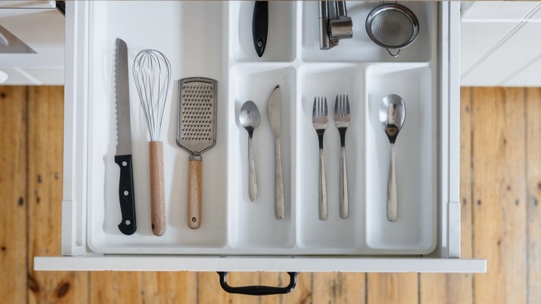 Bir kabine çekmece açıklığının üst görünümü.