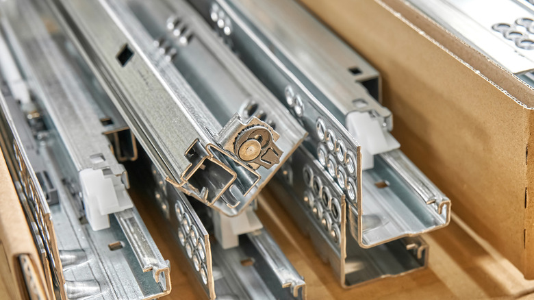 Bir dolapta çeşitli çekmece koşucuları.