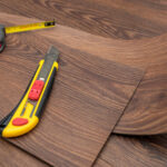 Peel-and-sopa vinil döşemeyi bir esinti takan kesme hack