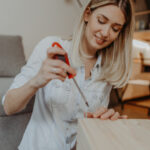 Bütçe dostu bir DIY ile dolaplarınıza pahalı bir bitiş verin