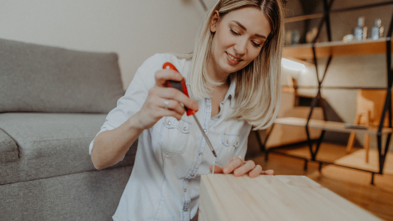 Bütçe dostu bir DIY ile dolaplarınıza pahalı bir bitiş verin