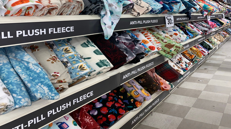 Sergilenen indirimli polar kumaş cıvataları