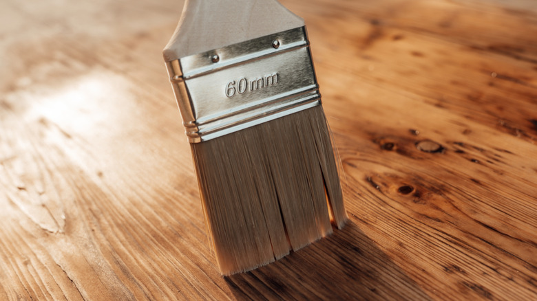 Bir banyo vanity ahşap tezgahını korumak için kaplama uygulamak