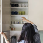 Kahve kupalarını ve malzemeleri alan tasarrufu sağlayan bir mutfak depolama hackiyle düzenli tutun