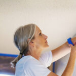 DIY çizgili bir tavan sıkıcı bir koridora eğlenceli ilgi katabilir