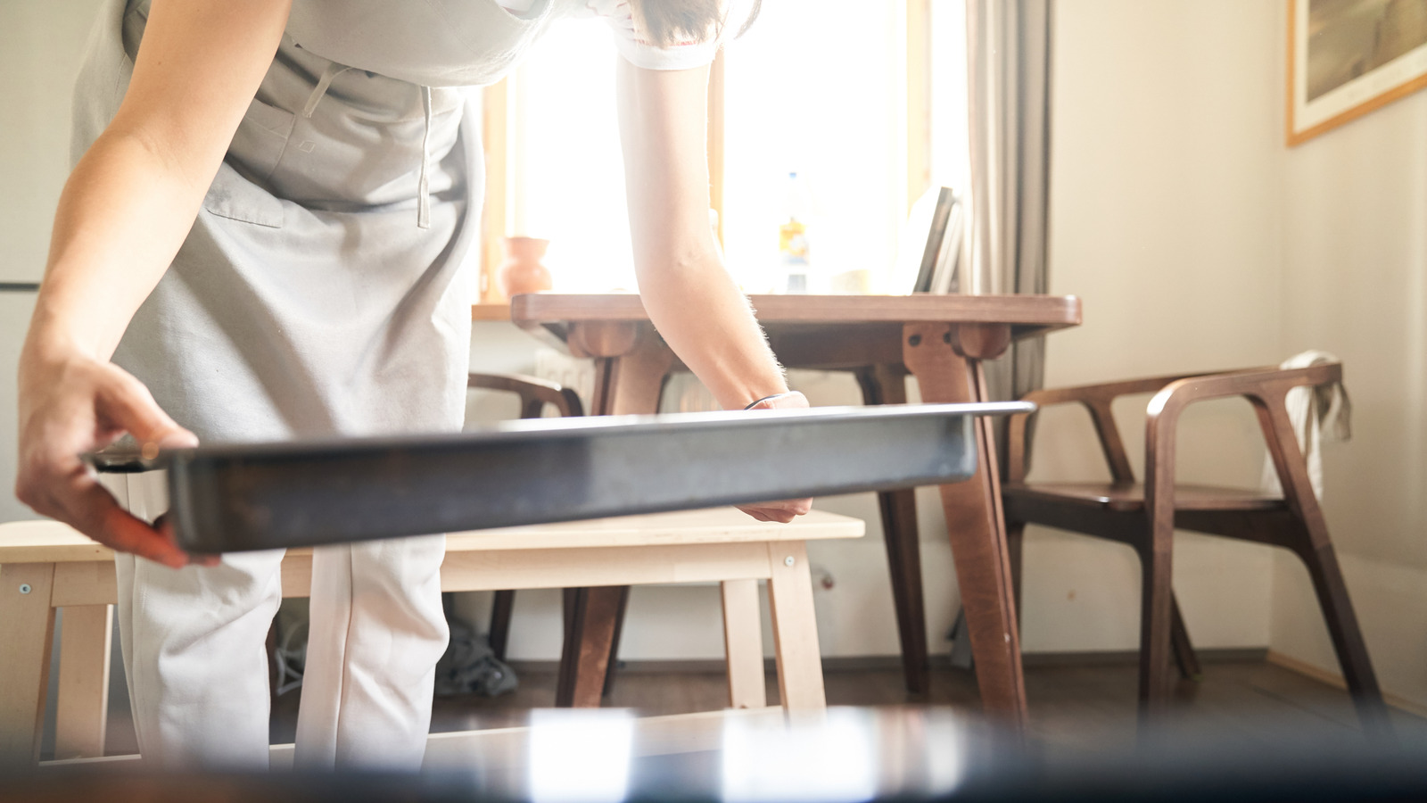 Tutulmuş bir fırın tavası sevimli ve fonksiyonel bir mutfak dekor parçasına dönüştürün