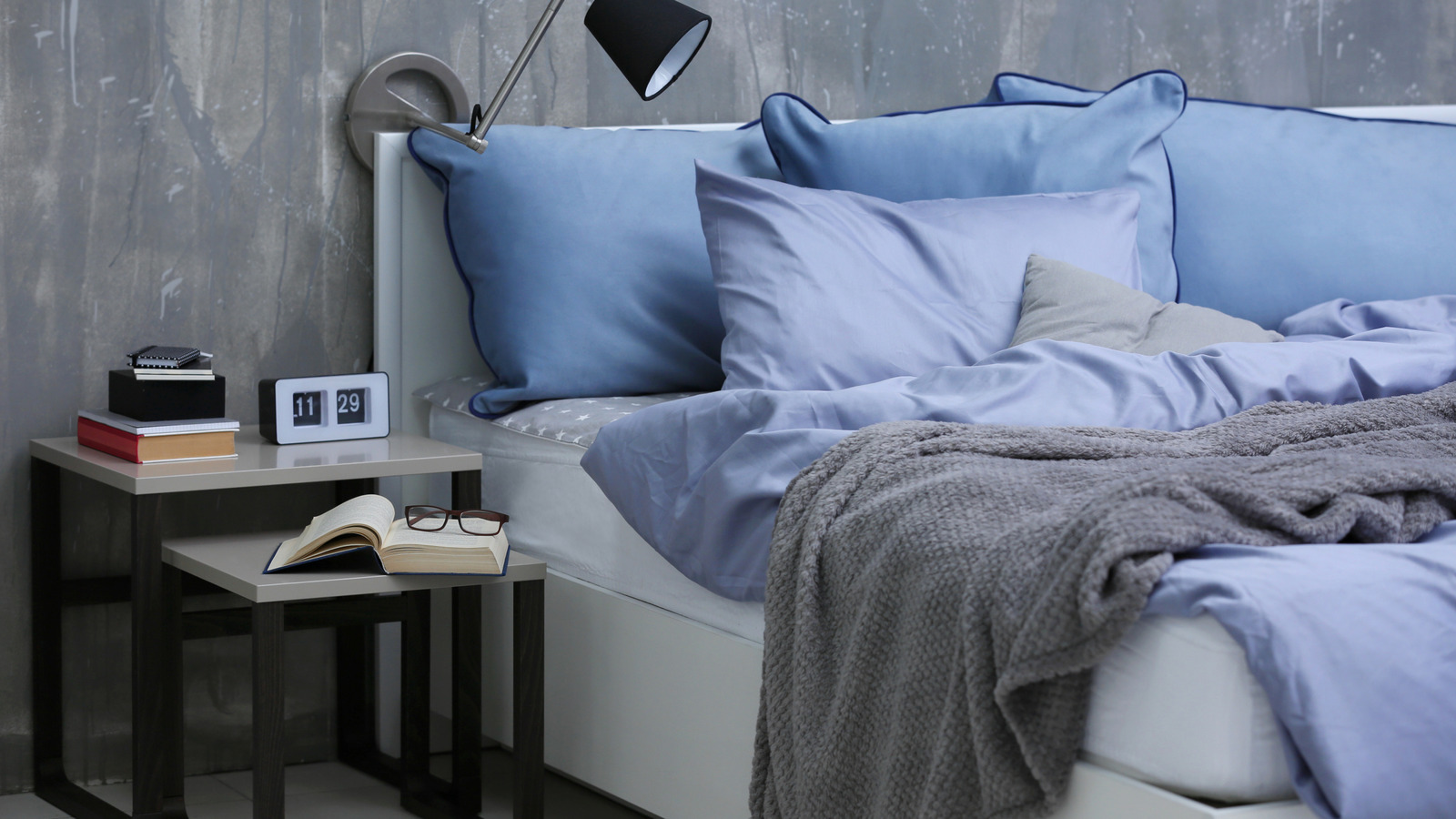 Dahi Dolar Ağaç Hack ile yatağınızın etrafında ekstra depolama oluşturun