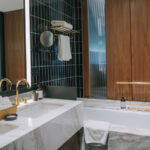 Ahşap panelleri içermeyen 8 banyo aksanı duvar fikirleri