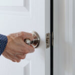 Çarpıcı bir aksan duvarı ile bir dolabı düz bir şekilde gizleyen DIY tasarımı