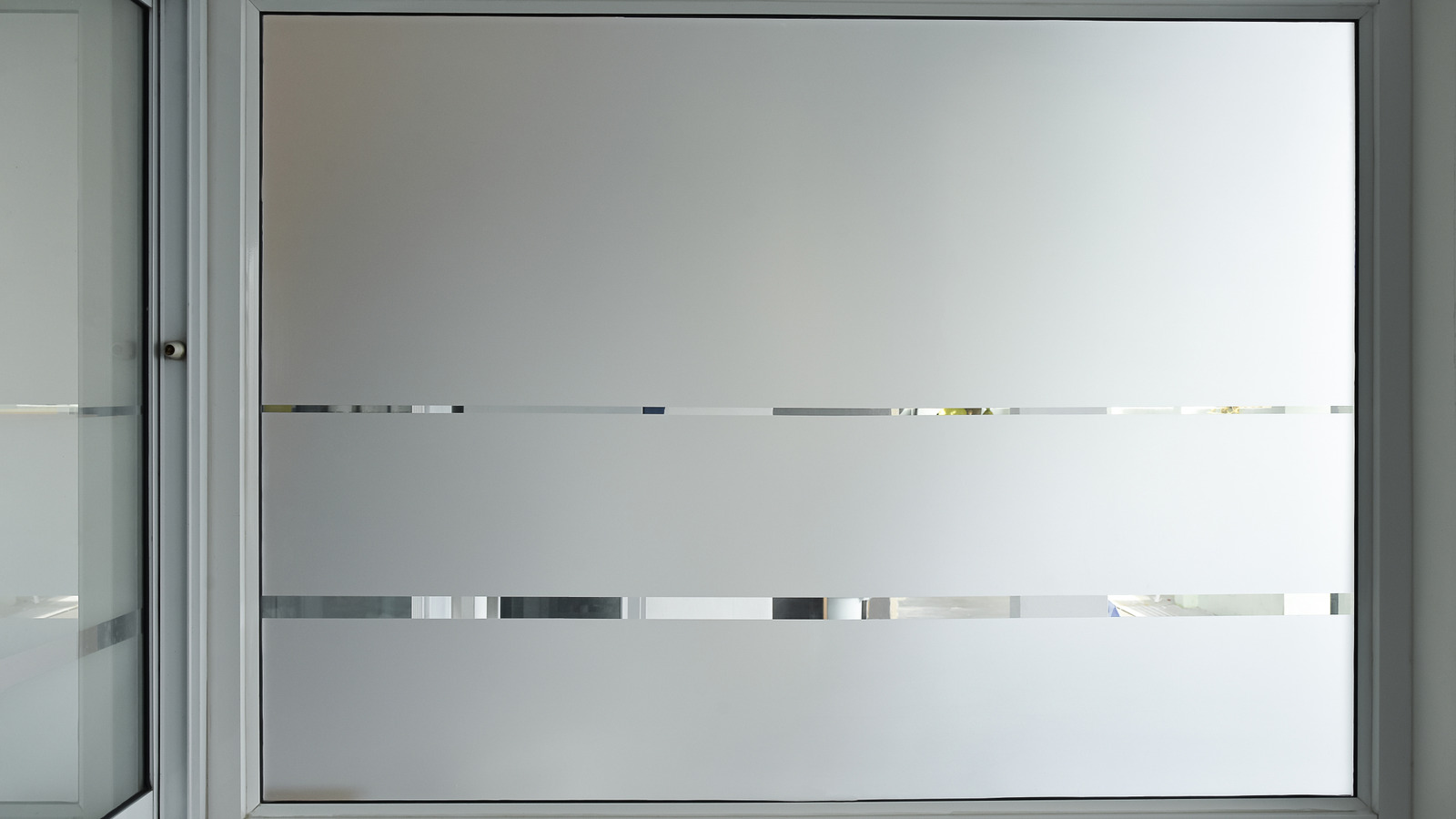 Pas-oleum spreyi ile DIY gizlilik camını yapabilir misiniz (ve bu iyi bir fikir mi)?