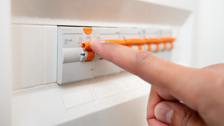 Parmak bir devre kesiciyi çeviriyor