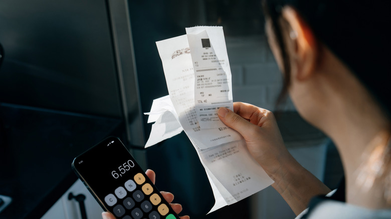 Faturaları hesaplayan genç kadın