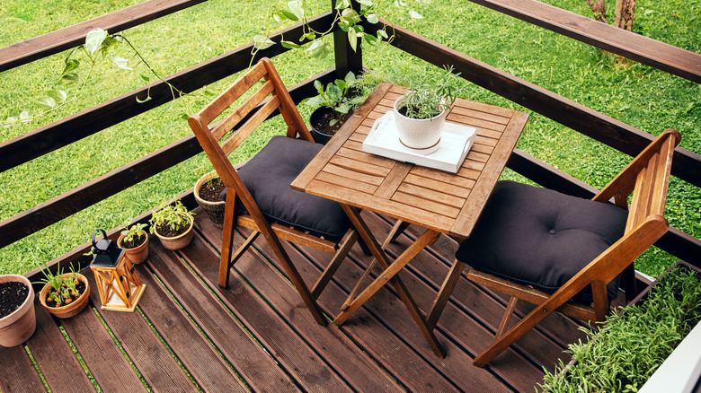 Küçük bir verandada ahşap mobilyalar
