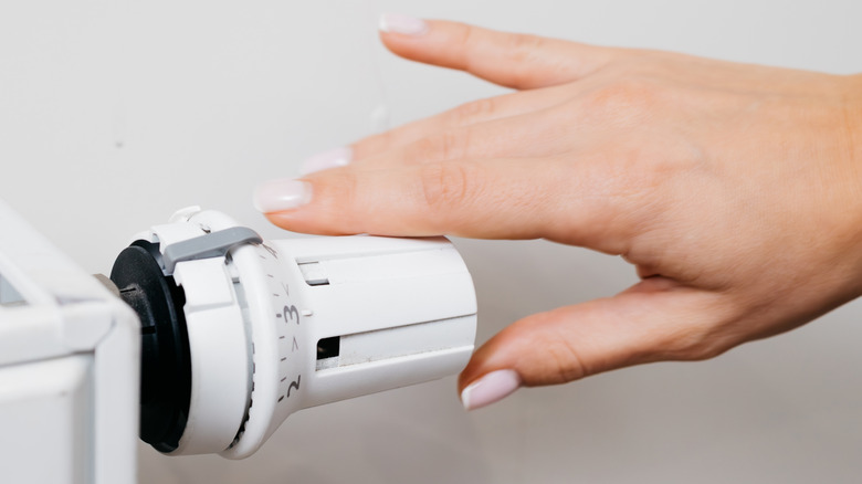 Bir ısıtma ünitesinde termostatın el ayarlaması