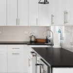 Siyah tezgahlarınız ve beyaz dolaplarınızla eşleşecek bir lavabo nasıl seçilir