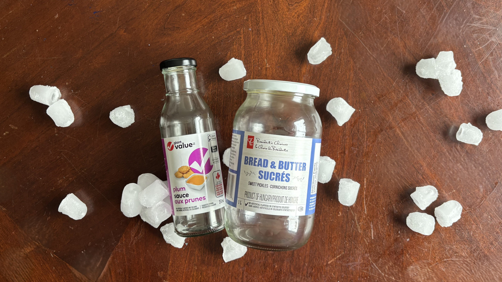 Sıkışmış kavanoz etiketlerini kaldırmak için iki buzlu hack'i denedik ve biri bizi soğukta bıraktı