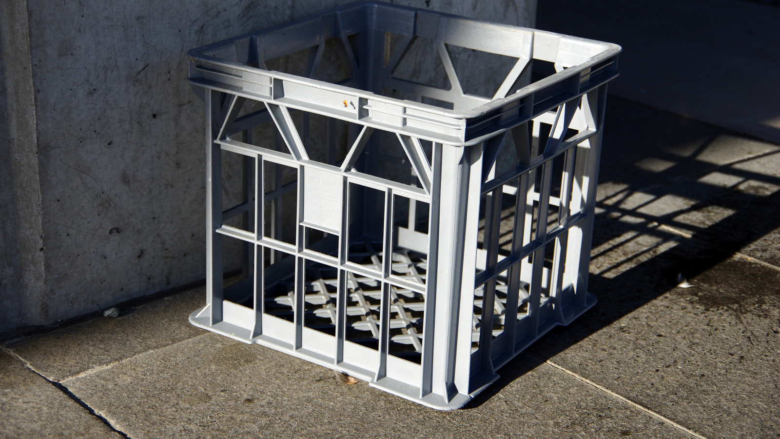 Benzersiz bir gizli depolama çözümü oluşturmak için eski bir süt sandıkını yeniden kullanın