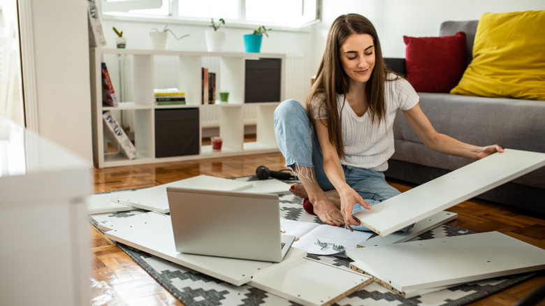 Ikea Kallax raflarını inşa eden bir kadın.