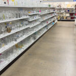 Bütçe dostu banyo depolama için yaygın olarak verimli bir mutfak öğesini yeniden kullanın