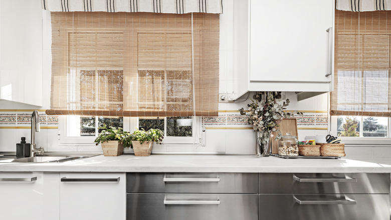 Modern mutfak penceresinde bambu gölge perdeleri biraz güneş ışığını engelleyen