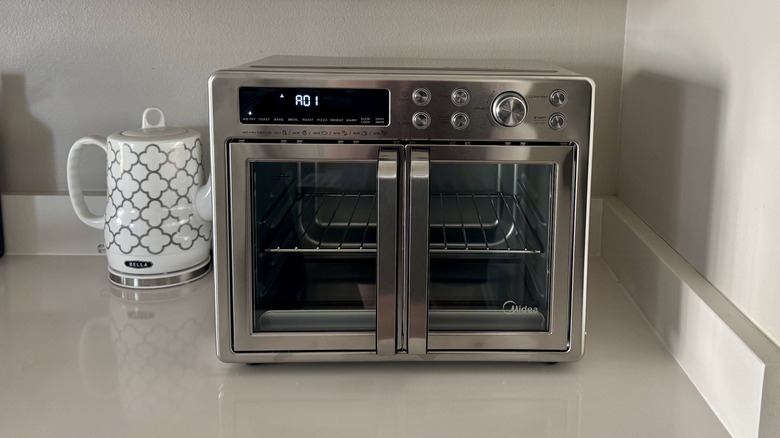 Mutfak tezgahında oturan Midea Flexify