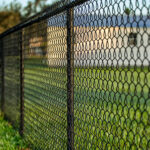 Neden siyah zincir bağlantı çiti bazen ahşaptan daha iyidir?