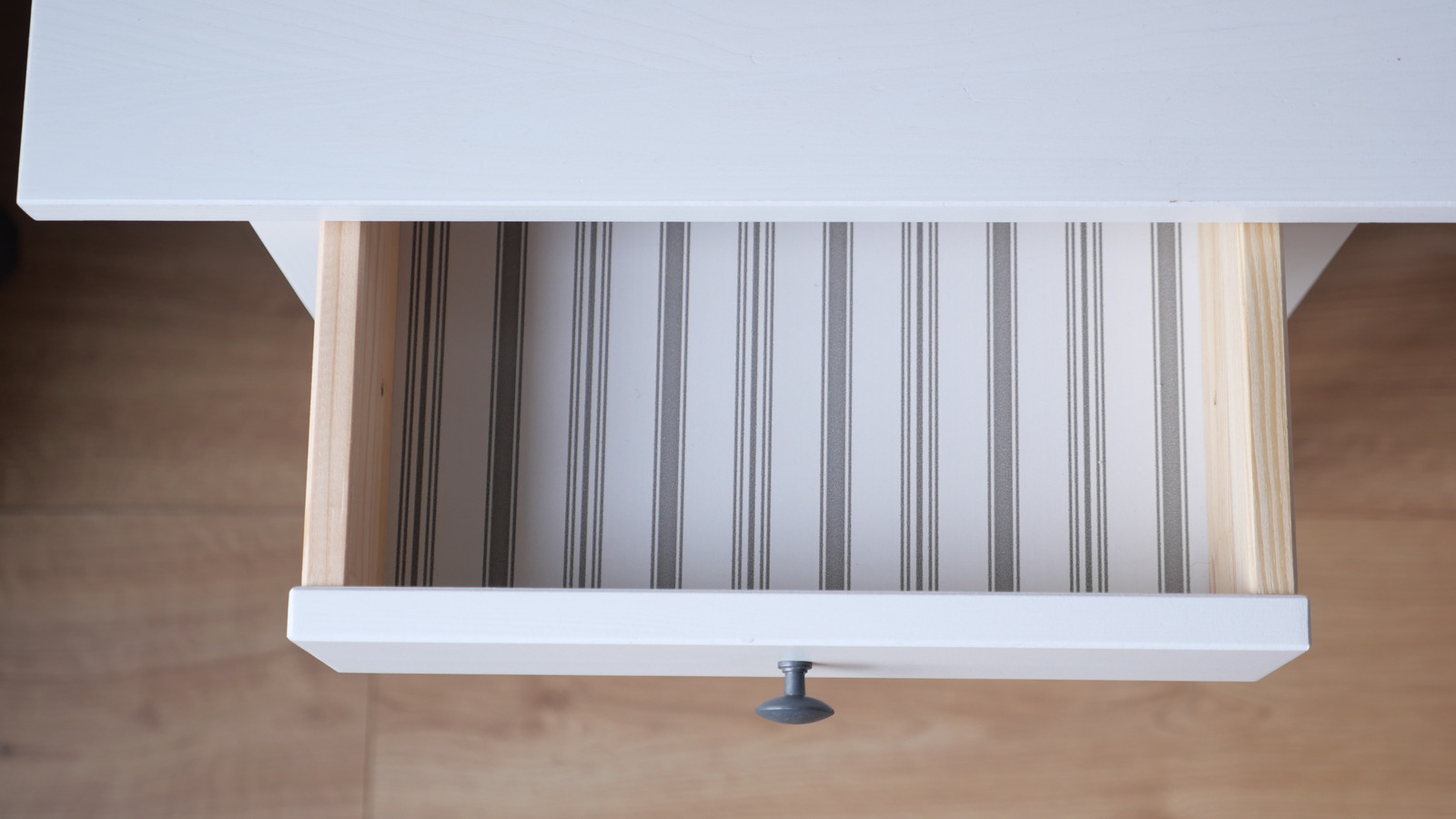 Yapışkan çekmece astarları daha sonra değer katıyor mu yoksa yapışkan bir sorun yaratıyor mu?