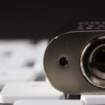 Bir asma kilitin altındaki küçük delik nedir?