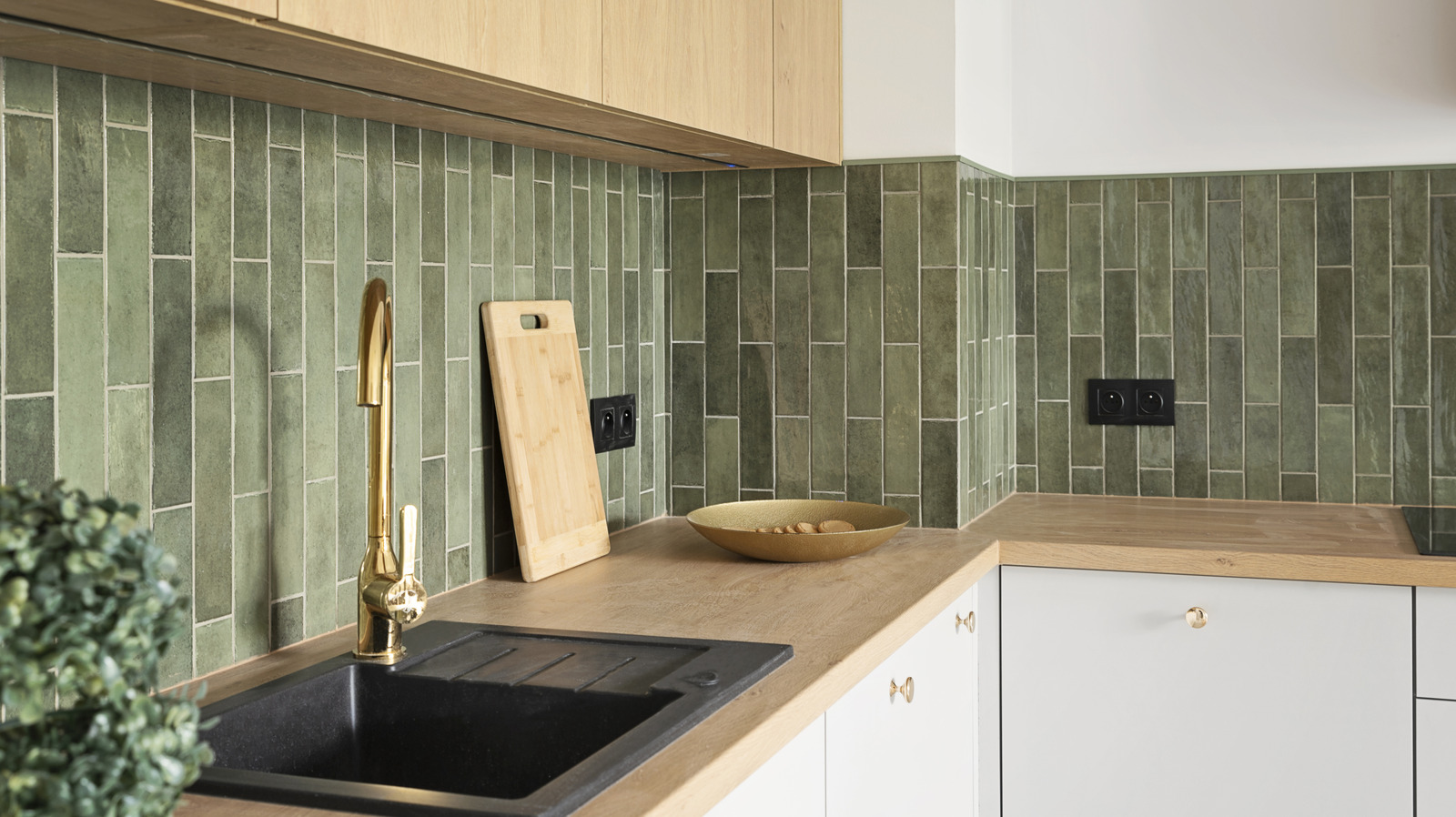 Kiracı dostu çözüm, hasara neden olmadan kabuk ve yapışkan karo takmak için