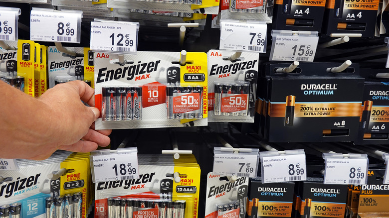 Bir perakende ekranda Energizer ve Duracell pilleri