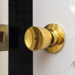 İşte bir kapı tokmağındaki o küçük delik