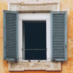 Bir ahşap deklanşörü rustik bir giriş yolu depolama çözümüne dönüştürün