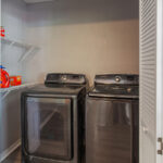 Gizli bir ütü tahtası aynası ile çamaşır odası parıltısı alın