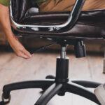 Bir ofis koltuğunun altındaki düğme nedir? İşte nasıl kullanılacağı